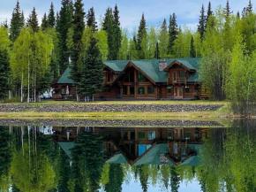 Lakefront Luxury Log Home with Spa & Aurora Views